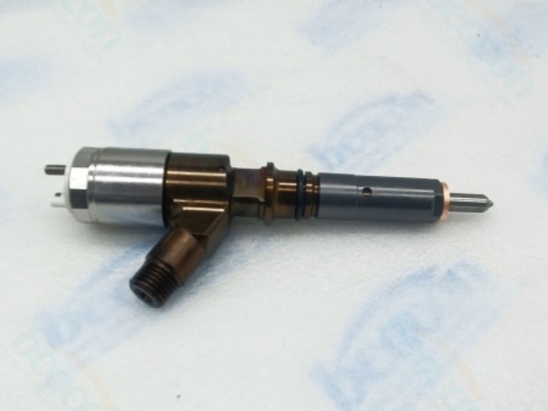 What are the main symptoms and causes of fuel injector malfunctions?